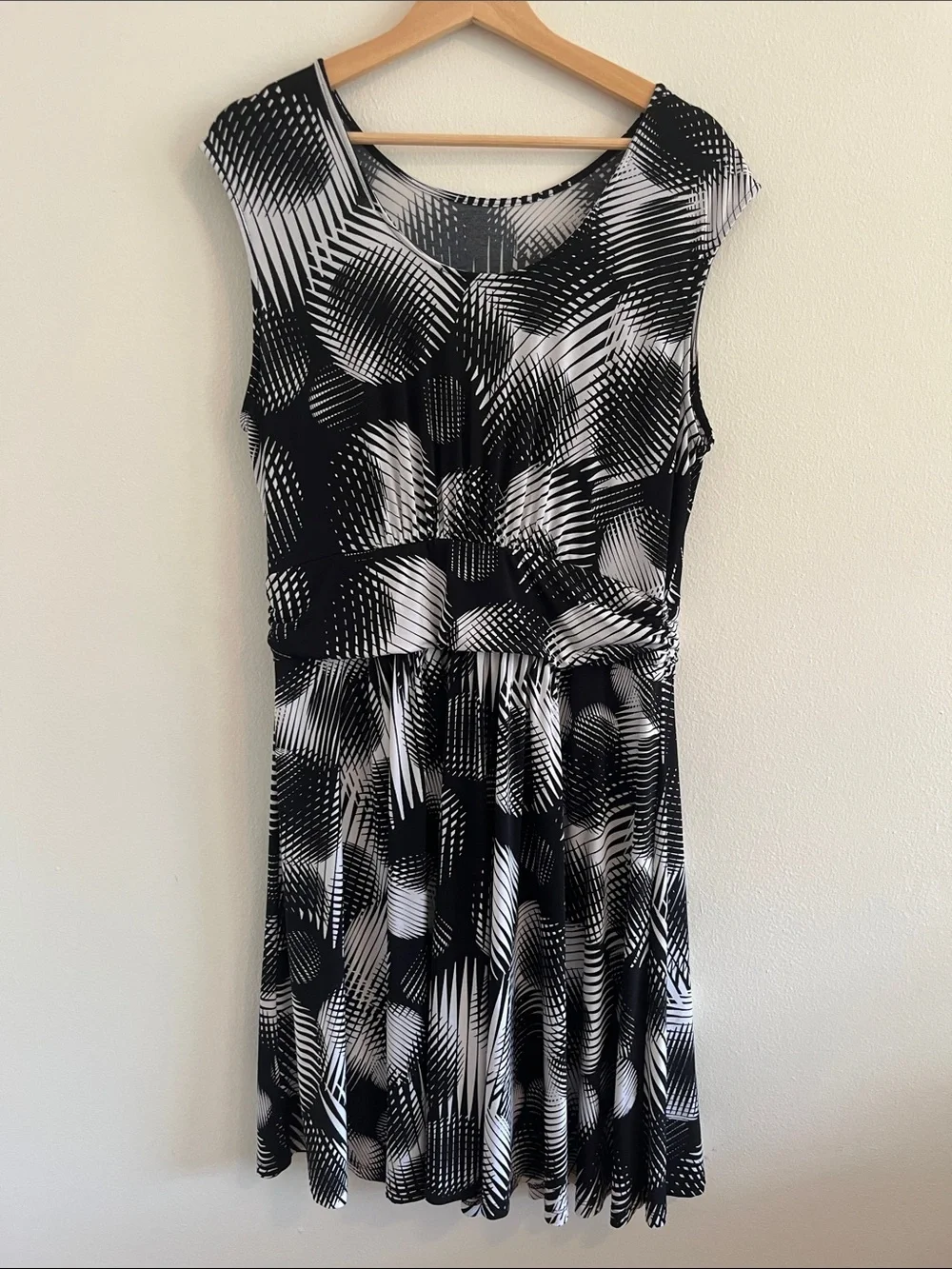 Sleeveless Black and White Midi Dress with Graphic Print